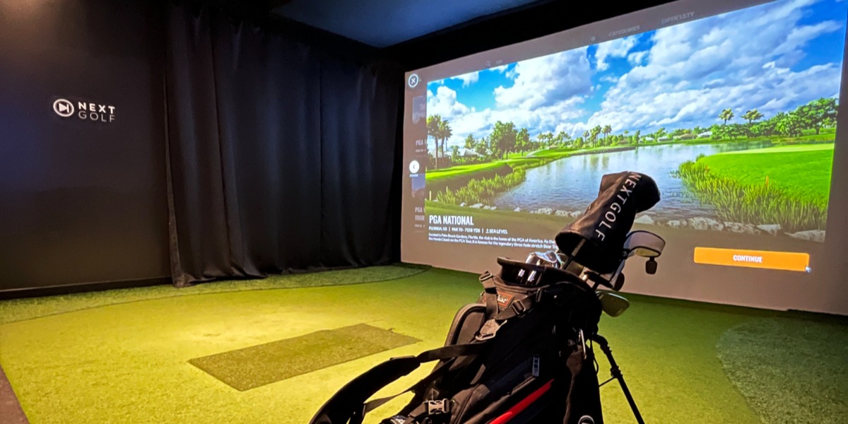 Gold bag on a green in front of a screen